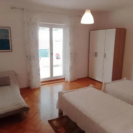 Apartman With Parking Spaces - 23772 *