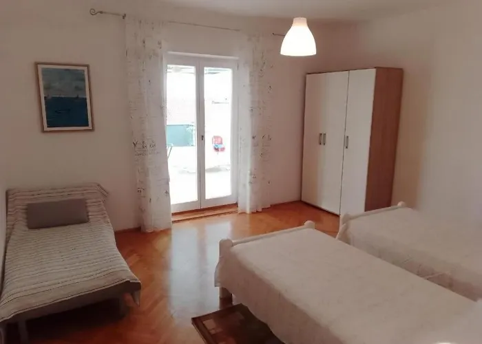 Apartman With Parking Spaces - 23772 *